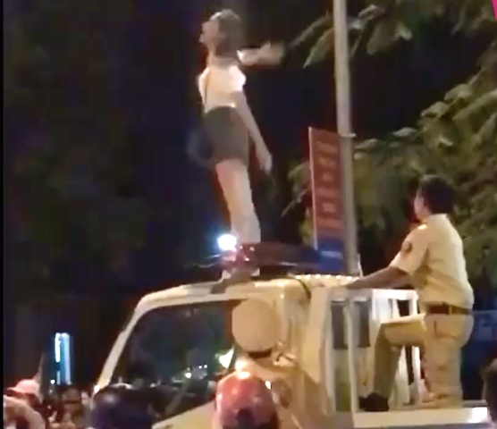Cô gái trèo lên nóc xe lực lượng CSGT nhảy múa (ảnh cắt từ clip)