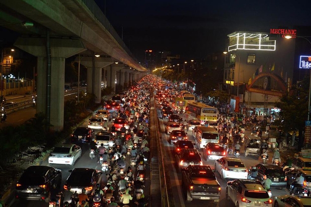 Người dân ùn ùn đổ về Trung tâm Hà Nội để chơi trung thu, nhiều tuyến đường kẹt cứng - Ảnh 1.