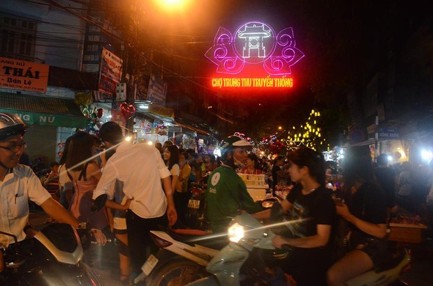 Người dân ùn ùn đổ về Trung tâm Hà Nội để chơi trung thu, nhiều tuyến đường kẹt cứng - Ảnh 5.