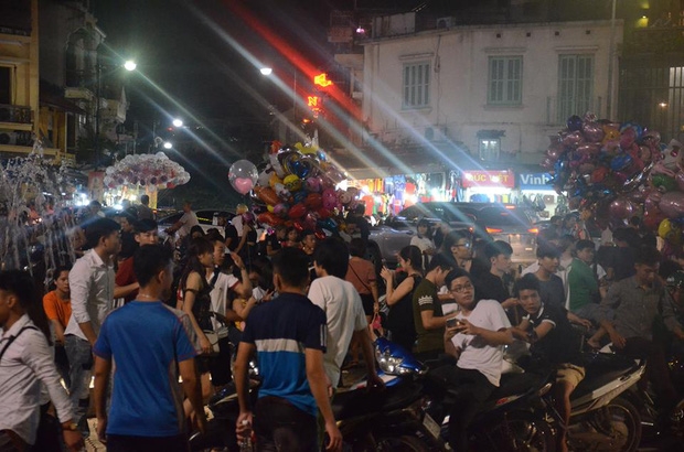 Người dân ùn ùn đổ về Trung tâm Hà Nội để chơi trung thu, nhiều tuyến đường kẹt cứng - Ảnh 6.