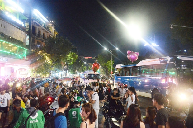 Người dân ùn ùn đổ về Trung tâm Hà Nội để chơi trung thu, nhiều tuyến đường kẹt cứng - Ảnh 8.