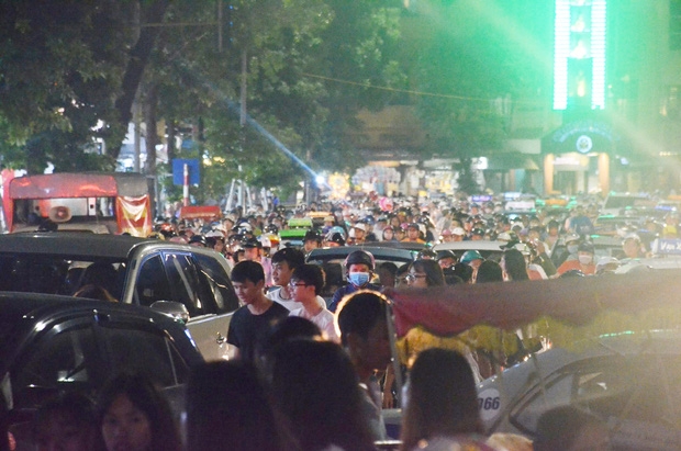 Người dân ùn ùn đổ về Trung tâm Hà Nội để chơi trung thu, nhiều tuyến đường kẹt cứng - Ảnh 9.