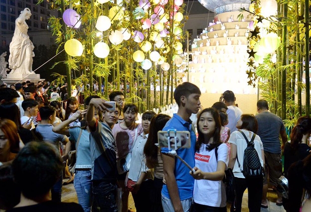 Người dân ùn ùn đổ về Trung tâm Hà Nội để chơi trung thu, nhiều tuyến đường kẹt cứng - Ảnh 13.