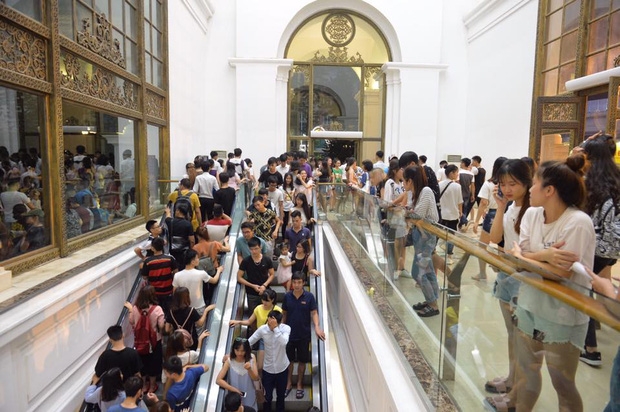 Người dân ùn ùn đổ về Trung tâm Hà Nội để chơi trung thu, nhiều tuyến đường kẹt cứng - Ảnh 14.