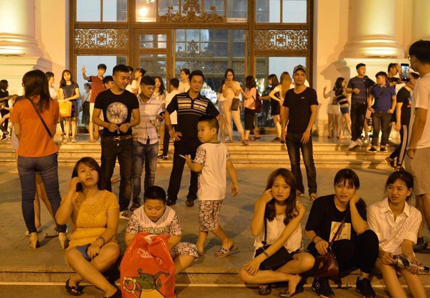 Người dân ùn ùn đổ về Trung tâm Hà Nội để chơi trung thu, nhiều tuyến đường kẹt cứng - Ảnh 15.