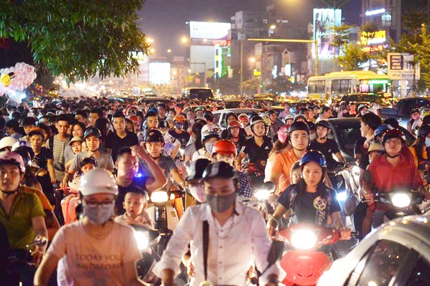 Người dân ùn ùn đổ về Trung tâm Hà Nội để chơi trung thu, nhiều tuyến đường kẹt cứng - Ảnh 16.