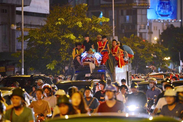 Người dân ùn ùn đổ về Trung tâm Hà Nội để chơi trung thu, nhiều tuyến đường kẹt cứng - Ảnh 18.