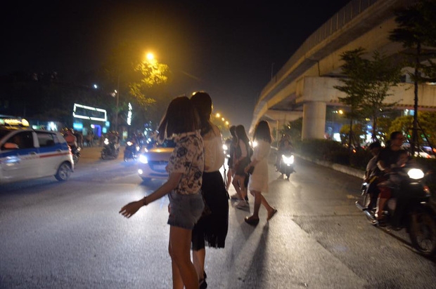 Người dân ùn ùn đổ về Trung tâm Hà Nội để chơi trung thu, nhiều tuyến đường kẹt cứng - Ảnh 20.