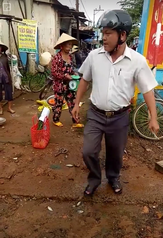  Trưởng Công an xã sẽ phải xin lỗi người dân (ảnh cắt từ clip) 