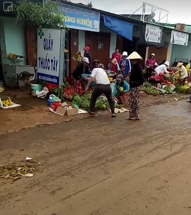 Hành động hất văng đồ đạc bày bán người dân của vị Trưởng công an xã (ảnh cắt từ clip)