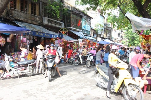 Cô gái trẻ bị lột đồ tại phố Hàng Mã đêm Trung thu: Tôi bị người phụ nữ cắn vào mặt nên mới có hành động tự vệ - Ảnh 2.