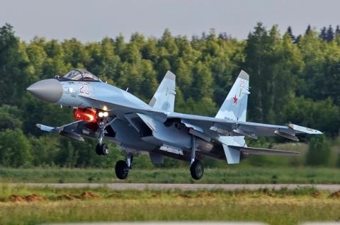 F-16 Falcon du suc dau tay doi voi Su-35