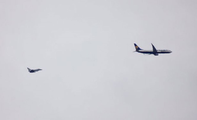 Một chiếc chiến đấu cơ hộ tống máy bay Ryanair (phải) /// Chụp màn hình The Mirror