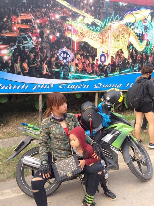 me don than dan con 3 tuoi di phuot hon tram cay so thuc hien mo uoc gian di - 3