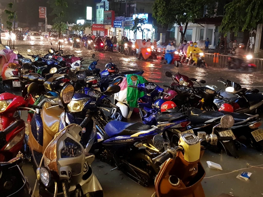 Mua lon, ngap nang trong dem Trung thu o Sai Gon hinh anh 2