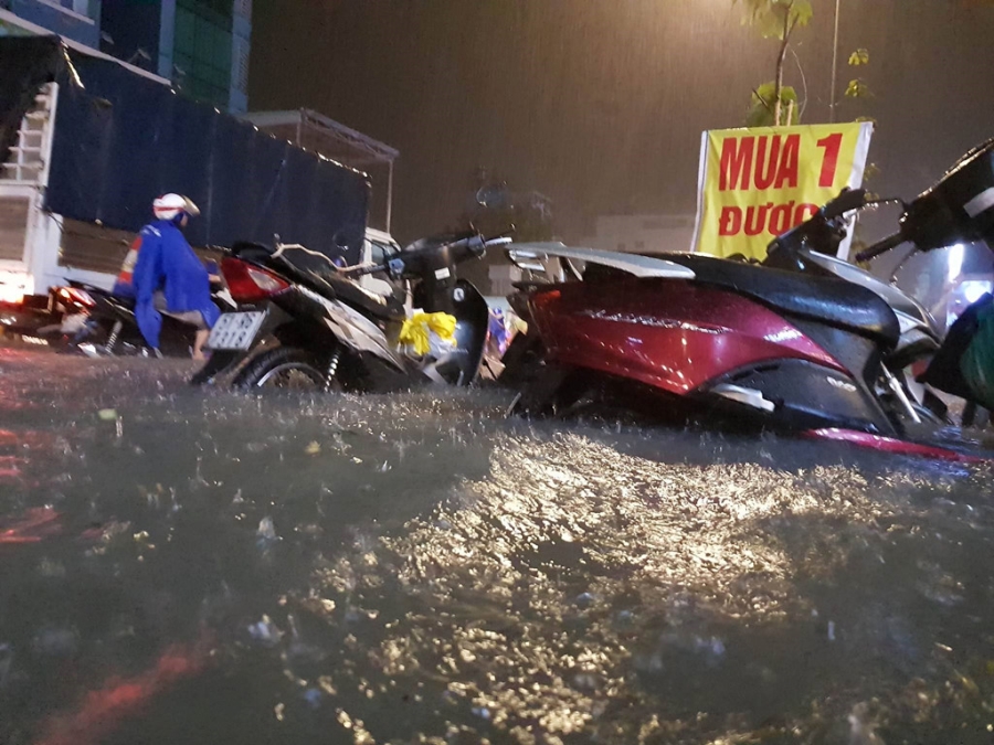 Mua lon, ngap nang trong dem Trung thu o Sai Gon hinh anh 3