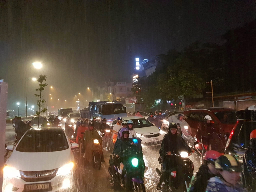 Mua lon, ngap nang trong dem Trung thu o Sai Gon hinh anh 9