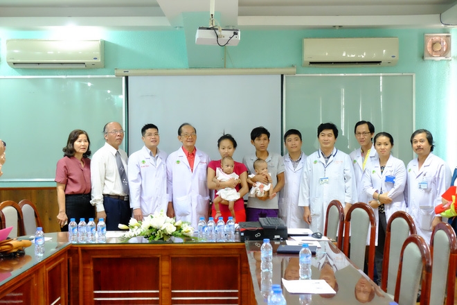 Ngắm vẻ đáng yêu của hai bé gái sinh đôi dính nhau vùng cùng cụt ngày xuất viện - Ảnh 7.