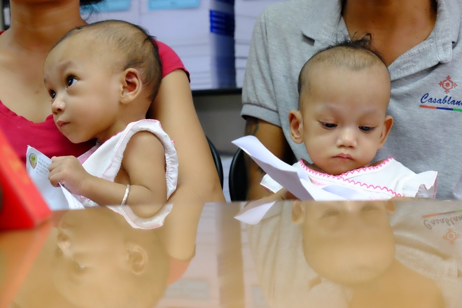 Ngắm vẻ đáng yêu của hai bé gái sinh đôi dính nhau vùng cùng cụt ngày xuất viện - Ảnh 10.