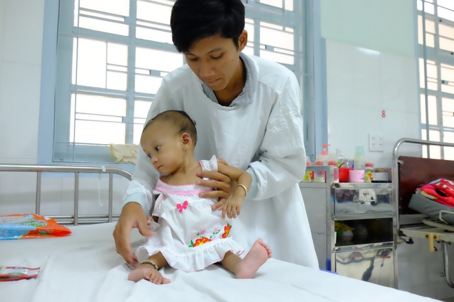 Ngắm vẻ đáng yêu của hai bé gái sinh đôi dính nhau vùng cùng cụt ngày xuất viện - Ảnh 12.