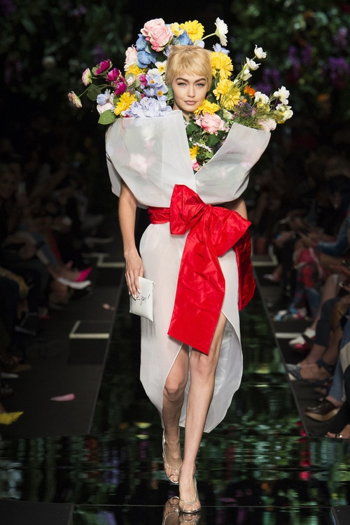 Ngang nhiên mượn thiết kế của Moschino nhưng bó hoa Tiêu Châu Như Quỳnh lại kém sắc trầm trọng - Ảnh 7.