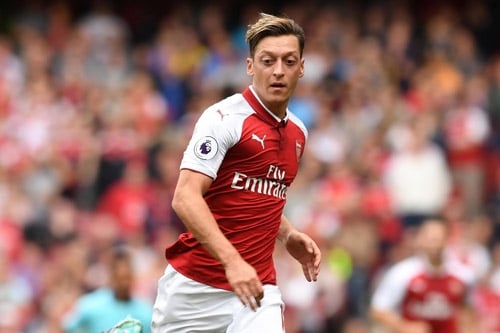 nghi an ozil gia chan thuong de nghi thi dau hinh anh 1