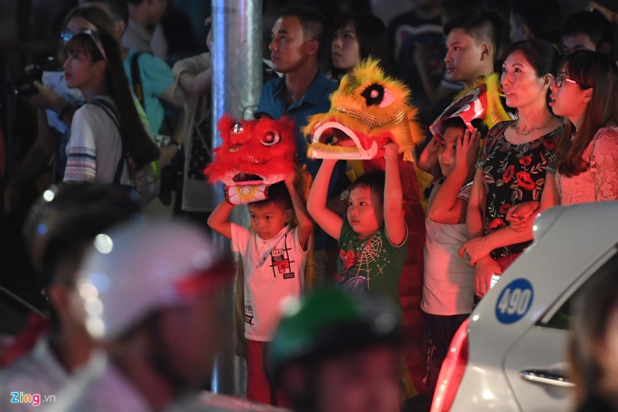 Nguoi dan ra duong xem mua lan tran ngap dem Trung thu hinh anh 5