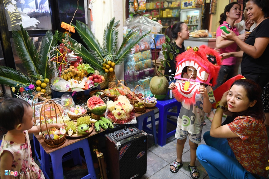 Nguoi dan ra duong xem mua lan tran ngap dem Trung thu hinh anh 6