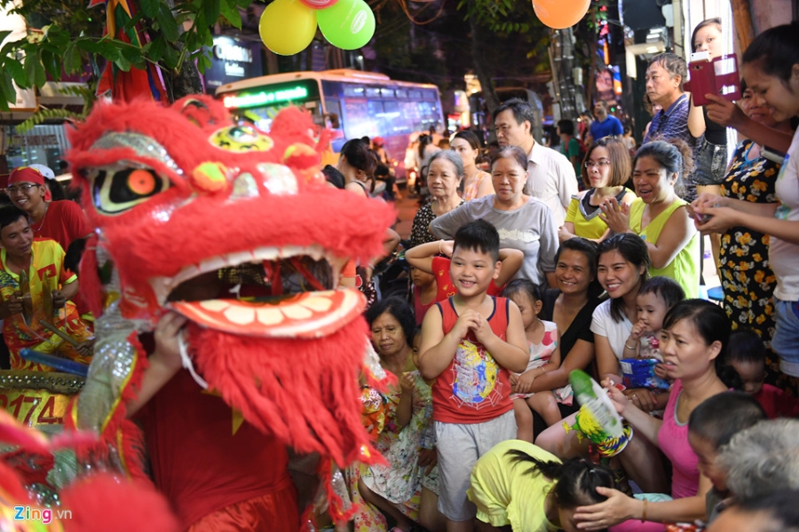 Nguoi dan ra duong xem mua lan tran ngap dem Trung thu hinh anh 8