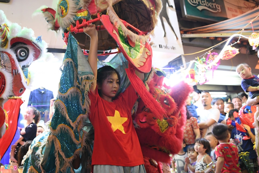 Nguoi dan ra duong xem mua lan tran ngap dem Trung thu hinh anh 9