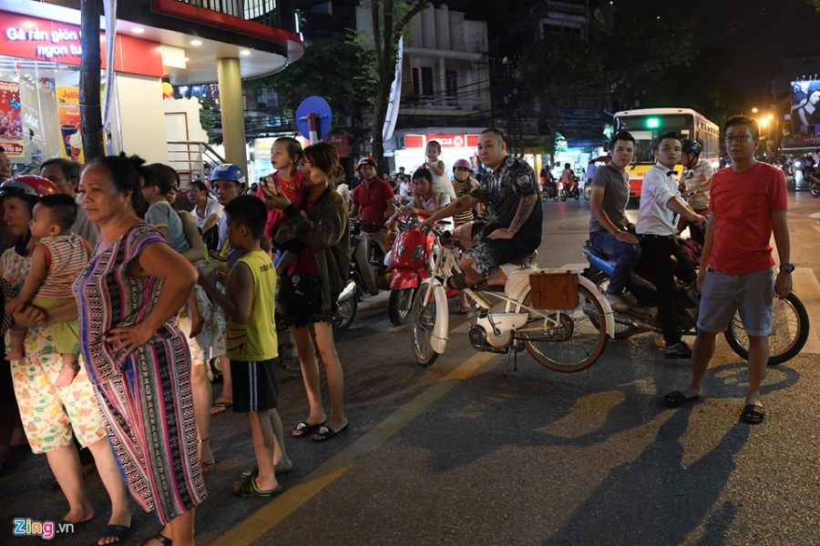 Nguoi dan ra duong xem mua lan tran ngap dem Trung thu hinh anh 11