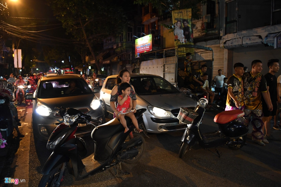 Nguoi dan ra duong xem mua lan tran ngap dem Trung thu hinh anh 12