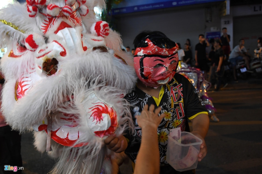Nguoi dan ra duong xem mua lan tran ngap dem Trung thu hinh anh 15