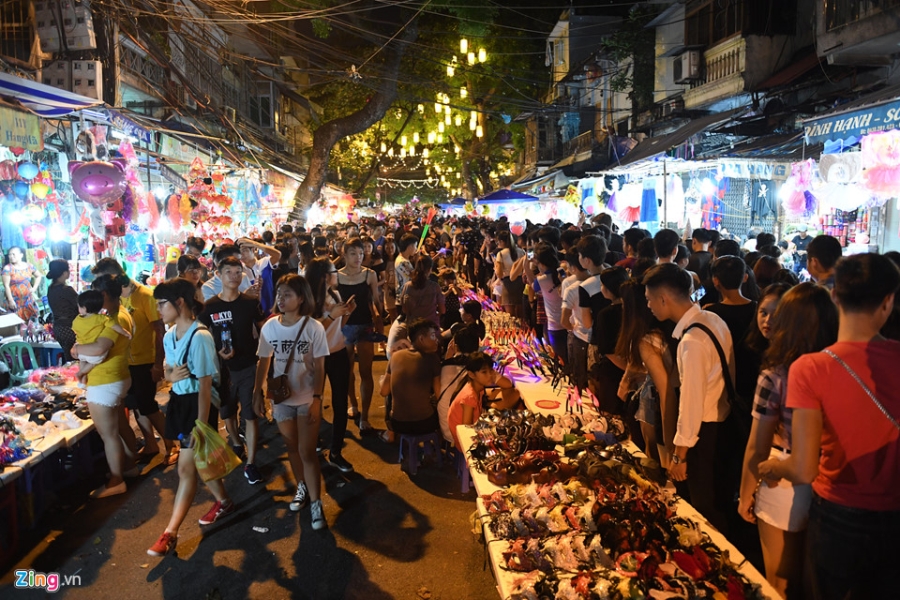 Nguoi dan ra duong xem mua lan tran ngap dem Trung thu hinh anh 16