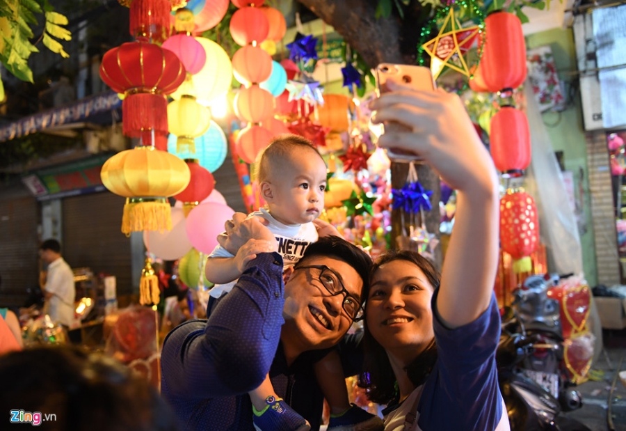 Nguoi dan ra duong xem mua lan tran ngap dem Trung thu hinh anh 18