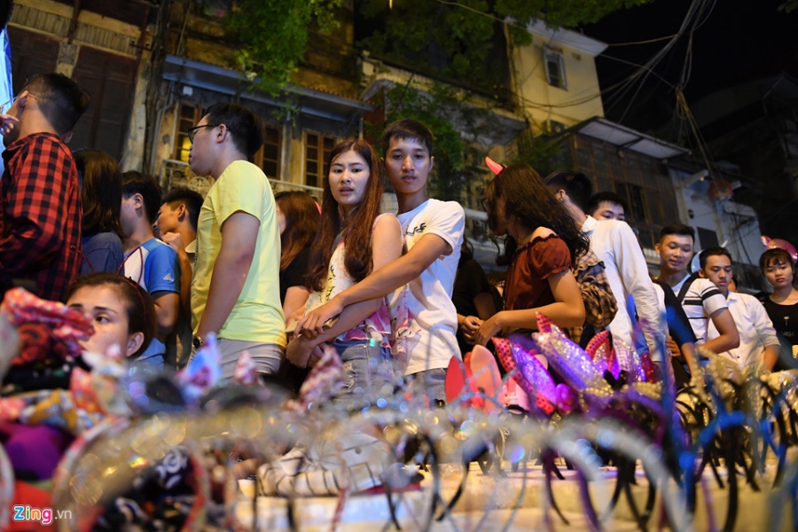 Nguoi dan ra duong xem mua lan tran ngap dem Trung thu hinh anh 19