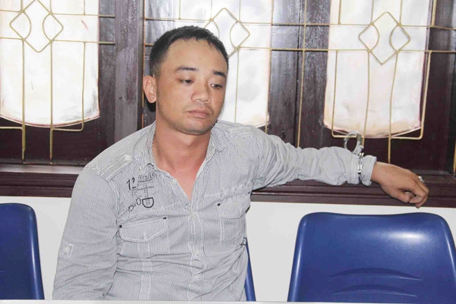 Nhung cu lua cua ke gia canh sat bi lat tay hinh anh 1