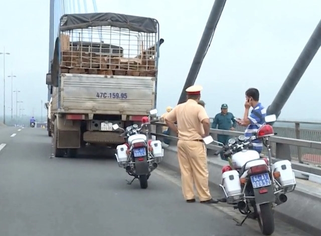 phat hien thi the tai xe nhay cau my thuan troi xa hon 50km hinh anh 1