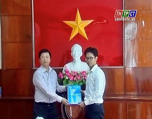 Ông Vũ Minh Hoàng nhận quyết định bổ nhiệm Phó giám đốc Trung tâm xúc tiến đầu tư - thương mại và hội chợ triển lãm Cần Thơ /// Ảnh: THCT