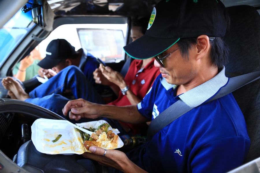 Tài xế ăn cơm hộp trên vô lăng ngay giữa trạm BOT Biên Hoà tai xe an com hop tren vo lang ngay giua tram bot bien hoa