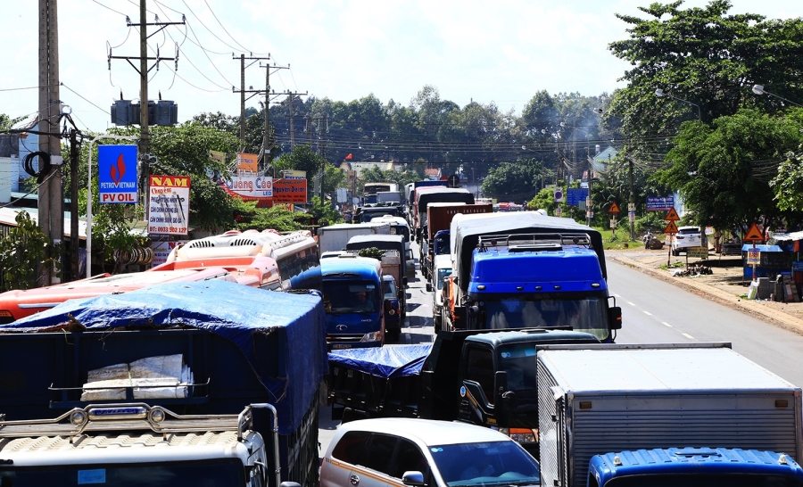 Tài xế ăn cơm hộp trên vô lăng ngay giữa trạm BOT Biên Hoà tai xe an com hop tren vo lang ngay giua tram bot bien hoa