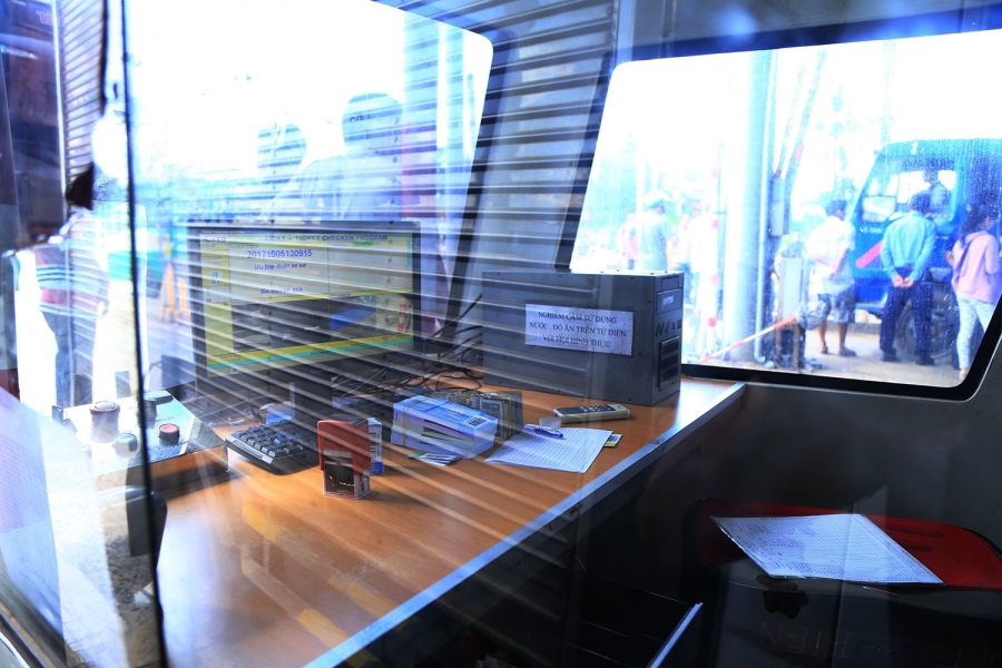 Tài xế ăn cơm hộp trên vô lăng ngay giữa trạm BOT Biên Hoà tai xe an com hop tren vo lang ngay giua tram bot bien hoa