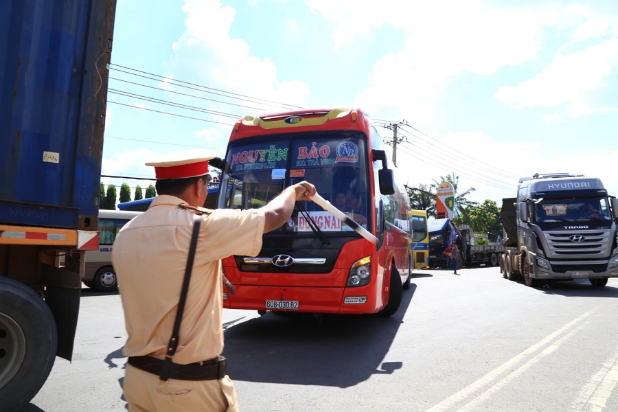 Tài xế ăn cơm hộp trên vô lăng ngay giữa trạm BOT Biên Hoà tai xe an com hop tren vo lang ngay giua tram bot bien hoa