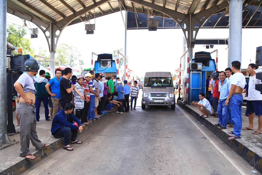 Tài xế ăn cơm hộp trên vô lăng ngay giữa trạm BOT Biên Hoà tai xe an com hop tren vo lang ngay giua tram bot bien hoa