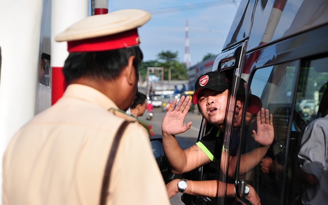Tai xe bat nhan vien thu phi tram BOT tuyen tranh Bien Hoa lay tien le hinh anh 3