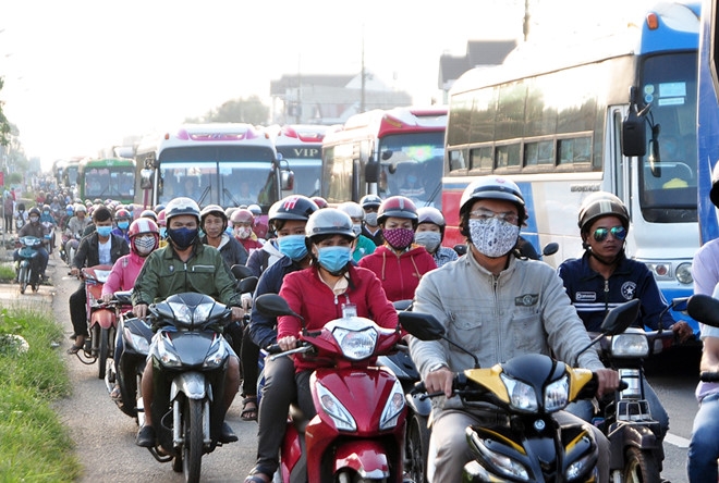 Tai xe bat nhan vien thu phi tram BOT tuyen tranh Bien Hoa lay tien le hinh anh 4