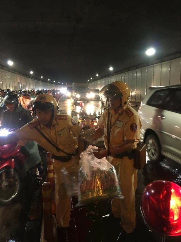 Trời bất ngờ đổ mưa giữa đêm Trung thu, 2 CSGT phát áo mưa miễn phí cho người dân trong hầm Thủ Thiêm - Ảnh 4.
