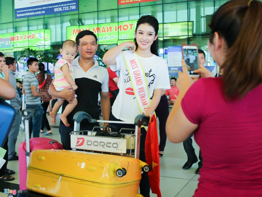 A hau Huyen My rang ro ben thi sinh Hoa hau Hoa binh The gioi hinh anh 2