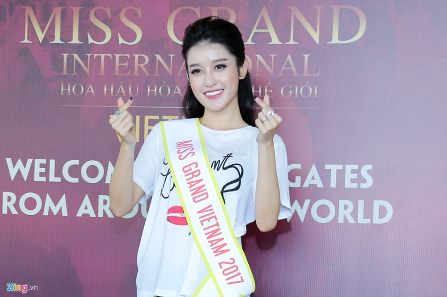A hau Huyen My rang ro ben thi sinh Hoa hau Hoa binh The gioi hinh anh 5