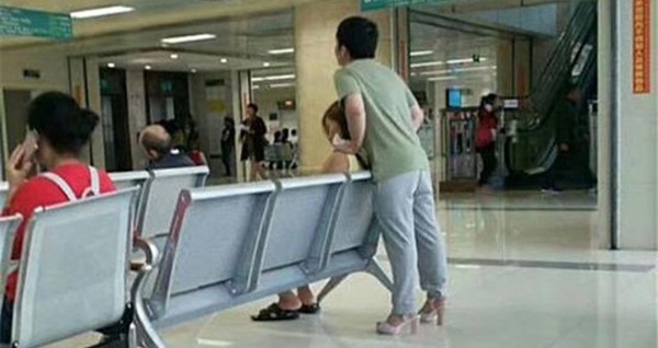 ban trai soai ca gay sot khi tinh nguyen di giay cao got ho ban gai hinh anh 1